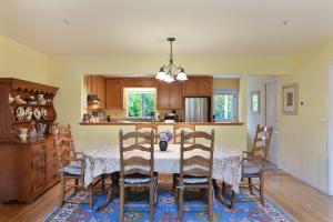 ein Esszimmer mit Tisch und Stühlen in einer Küche in der Unterkunft Downtown Splendor in Napa