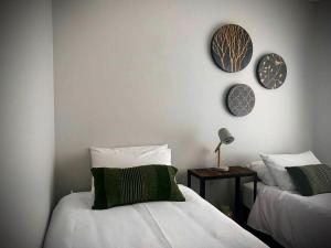 Ένα ή περισσότερα κρεβάτια σε δωμάτιο στο Modern Two Bedroom Waterfront Apartment