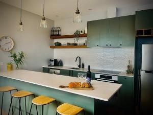 Η κουζίνα ή μικρή κουζίνα στο Modern Two Bedroom Waterfront Apartment