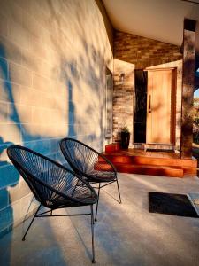 Χώρος καθιστικού στο Modern Two Bedroom Waterfront Apartment