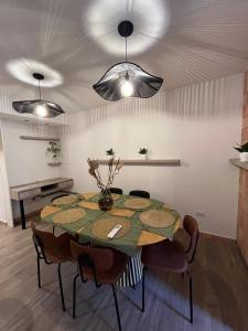une salle à manger avec une table et quelques chaises dans l'établissement Casa Magna, à San Miguel de Tucumán