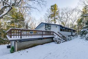 Trail Access On-Site Gorgeous MCM Deck House! v zimě