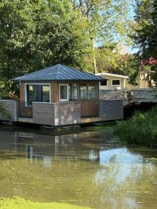 Výhled na řeku, která protéká v blízkosti hotelu + 25 fotografií