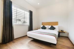 Postel nebo postele na pokoji v ubytování Townhouse The Awadh Airport Near Chaudhary Charan Singh International Airport