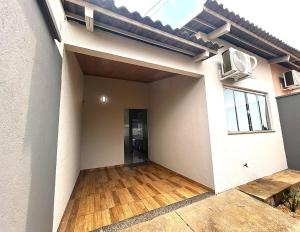 an empty house with a door and a wooden floor at Casa 03 - Casa com 2 quartos, localizada próximo a rodoviária e aeroporto in Palmas