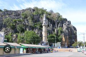 un edificio con una torre frente a una montaña en Espaço Dona Deja, en Bom Jesus da Lapa