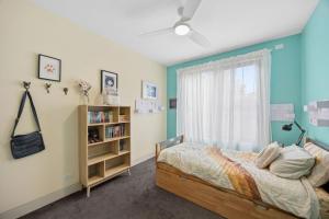 En eller flere senge i et værelse på The Pelican + 8 billeder