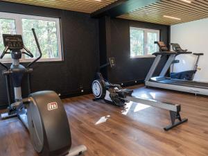 een fitnessruimte met 2 hometrainers en een loopband bij Novotel Rouen Sud Zenith Parc Expo in Saint-Étienne-du-Rouvray