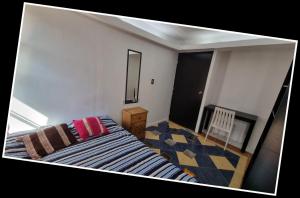 a bedroom with a bed and a dresser and a mirror at Parque Residencial Departamento dos recamaras 01 - rentaflex in Mexico City
