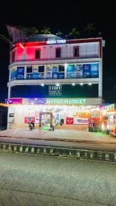 マラプランにあるmoona apartmentsの側面にネオンサインがある建物