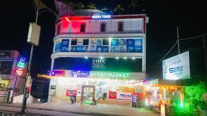 マラプランにあるmoona apartmentsの前面にネオンの看板が立つ建物