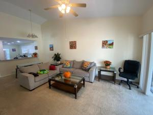 Χώρος καθιστικού στο Florida condo close to Warm Mineral Springs