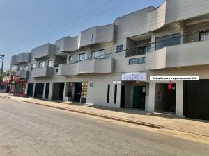 un gran edificio al costado de una calle en Lindo Apto103 em Primavera do Leste, en Primavera do Leste