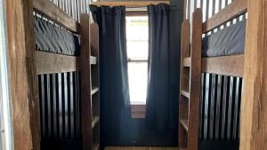 Fotografie z fotogalerie ubytování Rustic Cabin Perfect for Small Groups with Picnic Space in Indiana v destinaci Stony Lonesome + 8 fotografií