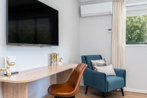 オークランドにあるAlbany Oak Motelのホームオフィス(デスク、椅子2脚付)