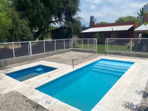 Bazén v ubytování Complejo los lirios nebo v jeho okolí + 1 fotografie