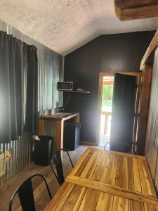 Kuchyň nebo kuchyňský kout v ubytování Rustic Cabin Perfect for Small Groups with Picnic Space in Indiana