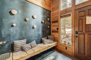 Fotografie z fotogalerie ubytování Free Ski Shuttle! Spacious Northstar Resort Cabin v destinaci Truckee + 36 fotografií