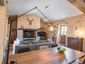 un salon avec un canapé et une table dans l'établissement Gite Foussimagne, à Sérignac