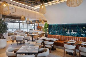 Restaurace v ubytování Hotel Local Dubai, Jumeirah Village Triangle, Autograph Collection