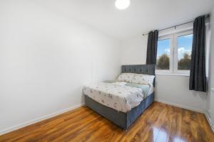 Giường trong phòng chung tại The Maynard Retreat 5 mins to Woolwich Arsenal