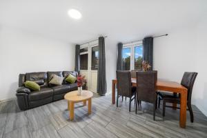 Khu vực ghế ngồi tại The Maynard Retreat 5 mins to Woolwich Arsenal