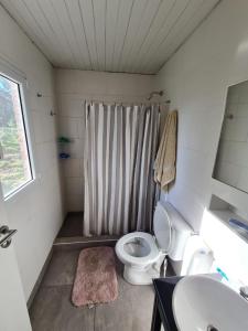 Un baño con ducha, inodoro y lavabo. en La Colorada, Balneario Marisol - campo, bosque, río y mar, en Oriente