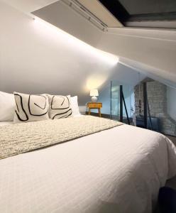 Aghade BridgeHolly Cottage Cozy Loft的卧室里有一张大床，床单和枕头都是白色的