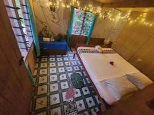 ein kleines Zimmer mit einem Bett in einem Haus in der Unterkunft Coral Coast Beachfront Homestay Room 2 in Komave