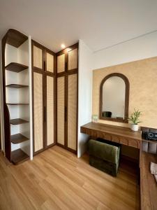 - un salon avec un miroir et une table en bois dans l'établissement Gờ Homestay - Sentosa Sky Park - Khép kín, à An Khê