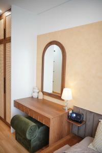 un salon avec un miroir et un canapé dans l'établissement Gờ Homestay - Sentosa Sky Park - Khép kín, à An Khê