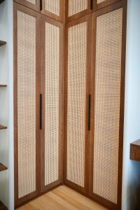 une pièce avec quatre portes en bois dans un mur dans l'établissement Gờ Homestay - Sentosa Sky Park - Khép kín, à An Khê 13 autres photos