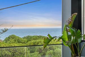 een raam met uitzicht op de oceaan bij Ocean-View Luxury, Spa, Fire Pit & Ocean Views in Ocean Grove