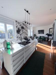 Μια τηλεόραση ή/και κέντρο ψυχαγωγίας στο Grand Apartment Design Marcq-en-Barœul Lille