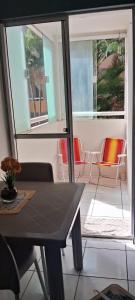 a room with a table and chairs in a room at Conforto e Lazer no Coração da Ilha de São Luís in São-José-do-Ribamar