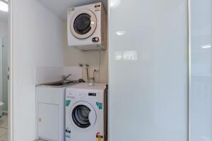 エアリービーチにあるVilla 59 - Pool, Ocean Views, Wifiのキッチン(洗濯機、乾燥機付)