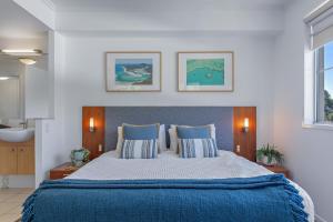 エアリービーチにあるVilla 59 - Pool, Ocean Views, Wifiの青い毛布が掛けられた大きなベッドのある寝室 +18枚の写真