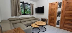 博卡斯德尔托罗Bamboo Lodge的客厅里有一张沙发和一张桌子。