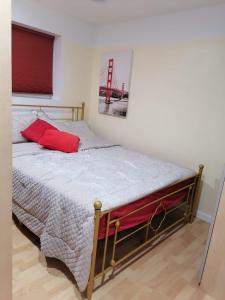 Ένα ή περισσότερα κρεβάτια σε δωμάτιο στο Great motherlaw apartments with your own entrance!