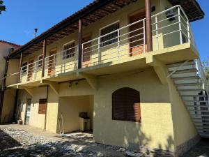 een gebouw met een balkon aan de zijkant bij Kit net great price in São Sebastião