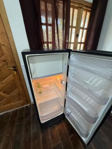 een lege koelkast met de deur open in een kamer bij Kit net great price in São Sebastião +36 foto's