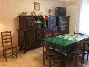 Η κουζίνα ή μικρή κουζίνα στο Gîte spacieux au calme avec jardin, ping-pong, proche de Nancy/Lunéville, idéal famille et pro - FR-1-584-37