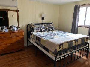 Postel nebo postele na pokoji v ubytování Cozy Chalet in Arrowhead Lake, PA - Hot tub and Fire Pit + 35 fotografií