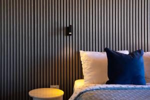 Un dormitorio con una cama y una mesa junto a una pared. en Tekapo Haven with Deck and Stargazing Sky, en Lake Tekapo