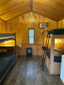 Postel nebo postele na pokoji v ubytování Cozy Cabin Surrounded by Nature in Nashville, Indiana + 16 fotografií