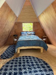 a bedroom with a bed and a window at Eco Amigo el Rincón in Cerro Punta