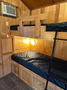 Postel nebo postele na pokoji v ubytování Cozy Cabin Surrounded by Nature in Nashville, Indiana