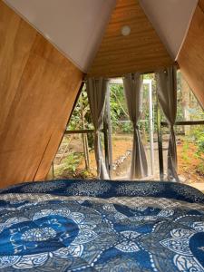 a bedroom with a bed in a tent at Eco Amigo el Rincón in Cerro Punta +24 photos