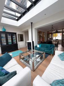 a living room with a couch and a glass table at Superbe maison 4 chambres avec jardin Marcq in Marcq-en-Baroeul