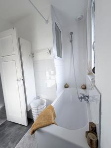 a white bathroom with a tub and a shower at Superbe maison 4 chambres avec jardin Marcq in Marcq-en-Baroeul
